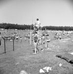 135914 Het toezicht houden door de badmeester op recreatiepark het Wolfsven, 1960 - 1970
