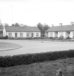 136006 Bejaardenwoningen op de hoek van de Pastoor de Winterstraat en Kerkstraat, 01-07-1964