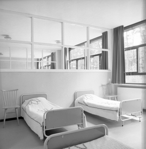 136030 Slaapkamer binnen Huize Providentia, 16-06-1966