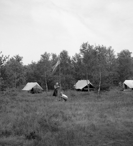 136031 Serie van 17 foto's betreffende Gidsen die op kamp zijn. Het hijsen van de vlag, 16-06-1966