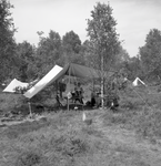 136036 Serie van 17 foto's betreffende Gidsen die op kamp zijn. Het afwassen in de keukentent, 16-06-1966
