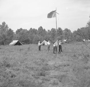 136037 Serie van 17 foto's betreffende Gidsen die op kamp zijn. Het hijsen van de vlag, 16-06-1966