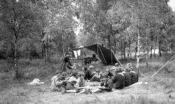 136073 Serie van 17 foto's betreffende Gidsen die op kamp zijn. Het gezamelijk eten voor de keukentent, 16-06-1966