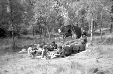 136074 Serie van 17 foto's betreffende Gidsen die op kamp zijn. Het gezamelijk eten voor de keukentent, 16-06-1966