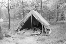 136075 Serie van 17 foto's betreffende Gidsen die op kamp zijn. Het wakker worden in de slaaptent, 16-06-1966