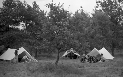 136076 Serie van 26 foto's betreffende Gidsen die op kamp zijn. Zitten voor de slaaptenten, 16-06-1966