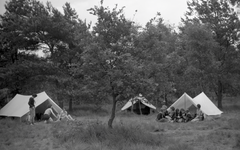 136076 Serie van 26 foto's betreffende Gidsen die op kamp zijn. Zitten voor de slaaptenten, 16-06-1966