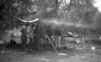136077 Serie van 17 foto's betreffende Gidsen die op kamp zijn. Het grillen boven open vuur, 16-06-1966