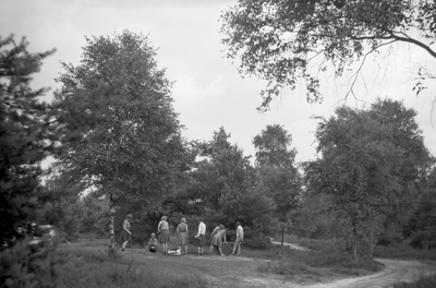 136081 Serie van 17 foto's betreffende Gidsen die op kamp zijn. Samenwerken aan een opdracht, 16-06-1966