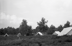 136083 Serie van 17 foto's betreffende Gidsen die op kamp zijn. Slaaptenten staan verspreid in de vrije natuurr, 16-06-1966