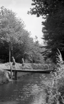 136091 Serie van 17 foto's betreffende Gidsen die op kamp zijn. Het paseren van een voetgangersbrug, 16-06-1966