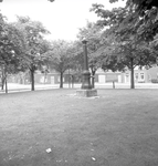 136158 Waterpomp in park met op de achtergrond een boerderij, 05-1962