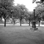 136168 Waterpomp in park met op de achtergrond een boerderij, 11-07-1968