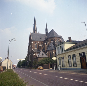 136197 Wilhelminastraat 3 t/m 9, gezien in de richting van de RK-kerk Heilige Maria Presentatie. Rechts op de voorgrond ...