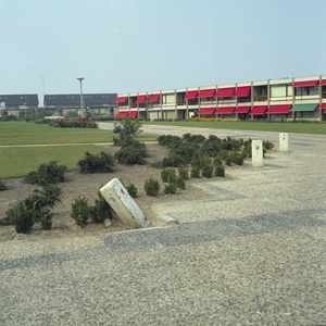 136202 Pastoor de Kleijnhof, met rechts bejaardenwoningen die geadresseerd zijn aan de Jupiterstraat, 1970 - 1980