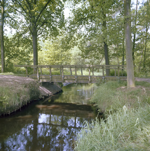 136233 Houten brug over de De Astense Aa binnen het natuurgebied De Berken, 1978