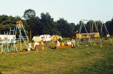 136241 Het spelen in de speeltuin van camping Kranenven, 1970 - 1980