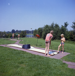 136263 Het spelen van midgetgolf op strandbad Oostappen, 1976
