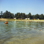 136268 Kinderen spelen in het water van stranbad Oostappen, 1976