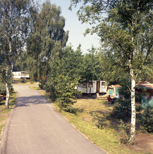 136269 Caravans op camping Oostappen, 1976