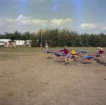 136278 Het spelen in de speeltuin van strandbad Oostappen, 1976