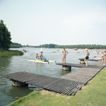 136310 Waterfietsen bij de aanleg steiger op het water van strandbad Oostappen, 1975 - 1985