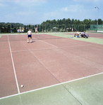 136323 Tennissen op de tennisbaan van camping Oostappen, 1975 - 1985