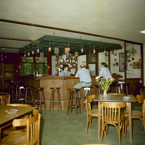 136326 Het samenkomen van campinggasten aan de bar van camping Kranenven, 1975 - 1985