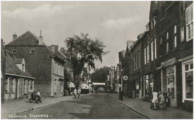 137957 Steenweg, met rechts garage Roxs met tankstation, gezien in de richting van de 'Kanaaldijk'. Na het hoge huis ...