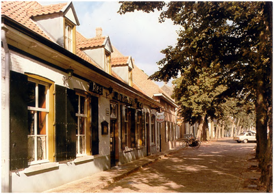 148045 Markt, met links restaurant De Herberg , 1975 - 1985