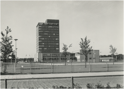 194062 Hoofdkantoor van Philips aan de Boschdijk, de laagbouw ervoor is gebouw VA: het rekencentrum., 22-09-1966