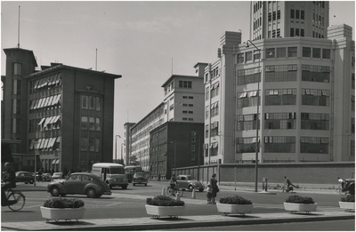 194189 Emmasingel, met links het hoofdkantoor en rechts de Lichttoren en fabrieksgebouwen van Philips NV, 1957