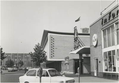 220979 Stationsplein gezien richting Bijenkorf, met rechts VVV, Rijwielstalling en zijgevel station, 25-05-1971
