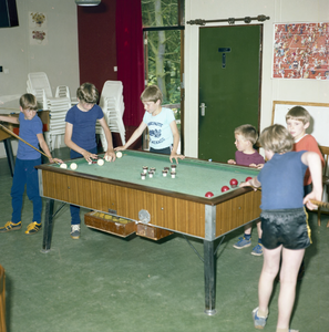 225031 Het spelen van een spel Russich biljart in de kantine van camping Kranenven, 1975 - 1985