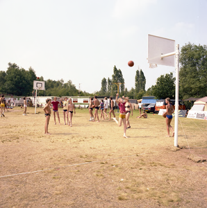 225051 Het basketballen op camping Oostappen, 1975 - 1985