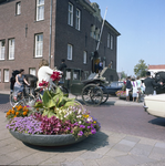 225109 Het wachten van de koetsier met koets op het bruidspaar bij het gemeentehuis, 1980 - 1990