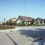 225124 Splitsing van de Molenweg en de Langstraat, 1980 - 1990