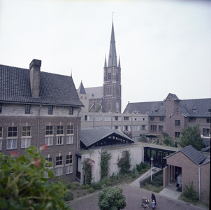 225131 Achterzijde Barholomeus met op de achtergrond de RK-kerk Heilige Maria Presentatie, 1980 - 1990