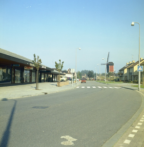 225161 Margrietstraat, gezien in de richting van de molen, met links winkelcentrum Den Binnen, 1980 - 1990