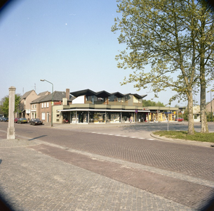 225707 Splitsing Kanaalstraat Ter Hofstadlaan, gezien in de richting van boekhandel van de Moosdijk, 1970 - 1980