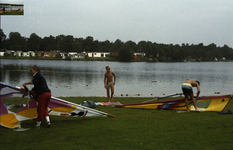 226005 Het optuigen van surfplanken op camping Oostappen, 1987