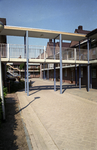 226080 Loopbrug tussen de aanleunwoningen van het Deken van Pelthof, 1990
