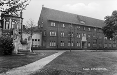 226773 Koningsplein, met liefdesgesticht Bartholomeus op nr. 1. en links daarvan het Heilig Hartmonument, 1950 - 1965