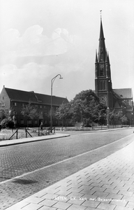 226782 Koningsplein, links bejaardenhuis Bartholomeus op nr. 1 en de R.K. Kerk H. Maria-Presentatie aan de Kerkstraat ...