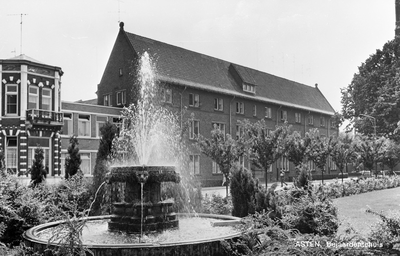 226787 Bejaardenhuis Bartholomeus aan het Koningsplein nr. 1. Op de voorgrond de leeuwenfontein, 1950 - 1965
