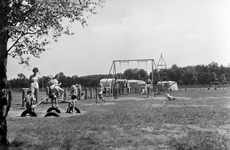 226790 Spelen in de speeltuin van Strandbad Oostappen, 1950 - 1970