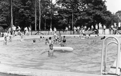 226825 Zwemmen in het zwembad van Philips recreatiecentrum, Philipsbosweg 7, 1950 - 1965