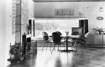 226830 Woonkamer van een rode kruis bungalow, Philipsbosweg 9, 1950 - 1965