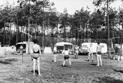 226933 Volleyballen op recreatieoord 't Wolfsven, 1960 - 1970