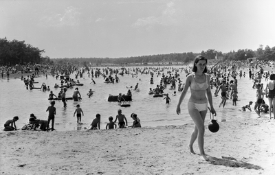 226935 Zwemmen in het meer van recreatieoord het Wolfsven, 1960 - 1970